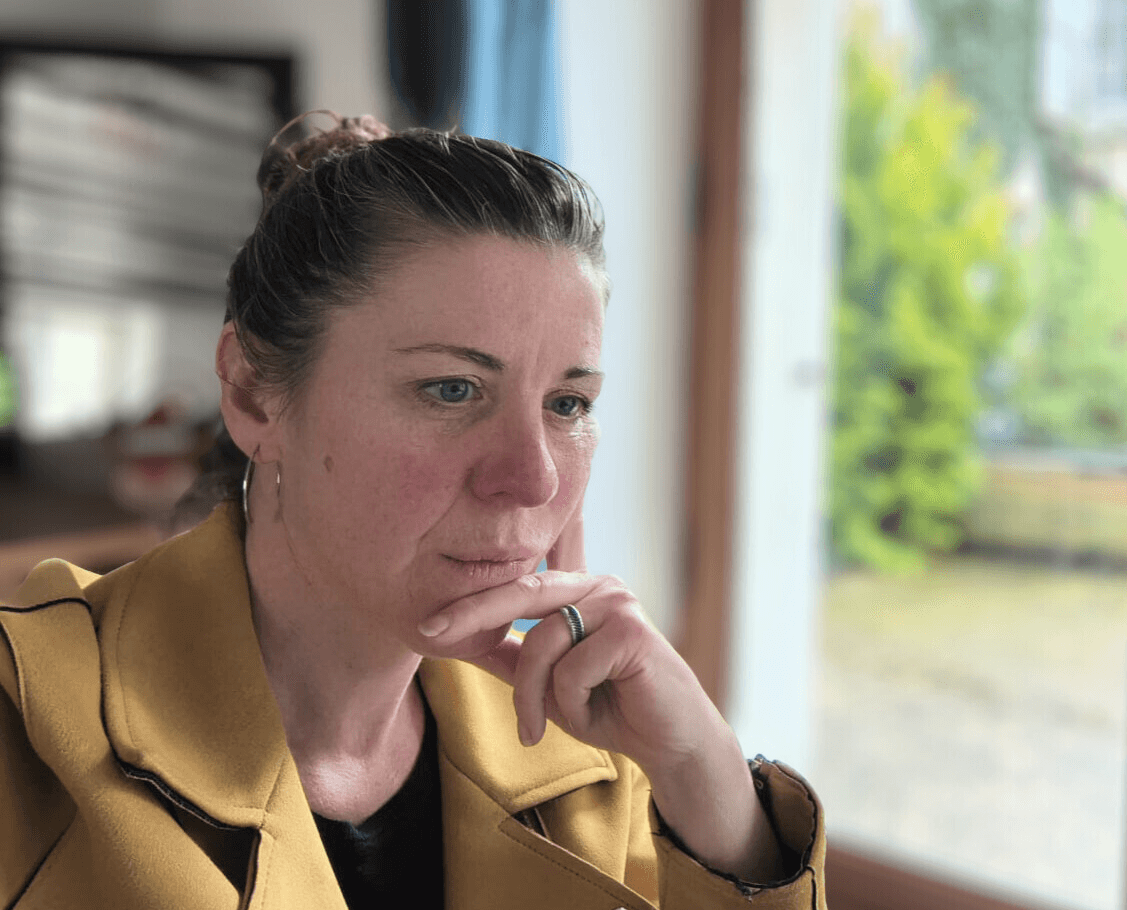 Marion Nogues, bras droit email